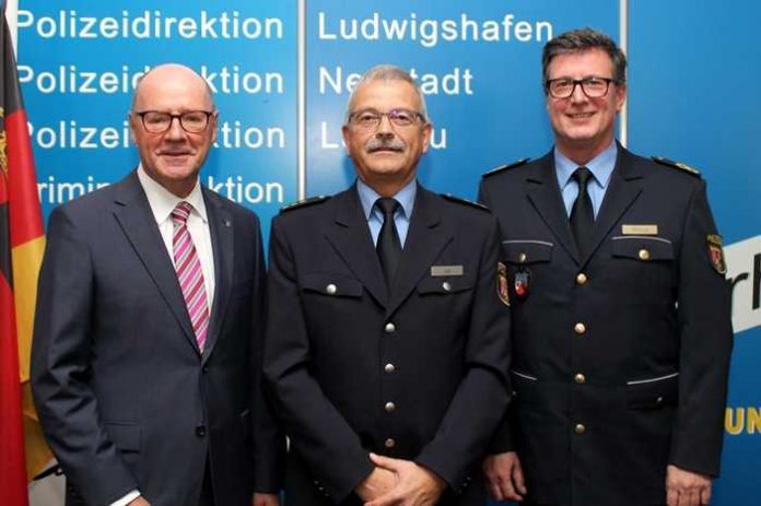 v.l.n.r. Polizeivizepräsident Eberhard Weber, Polizeidirektor Georg Litz, Ludwigshafen (ots) - Der 59-jährige Polizeidirektor Georg Litz ist seit dem 1. Oktober neuer Leiter der Abteilung Polizeieinsatz im Polizeipräsidium Rheinpfalz.