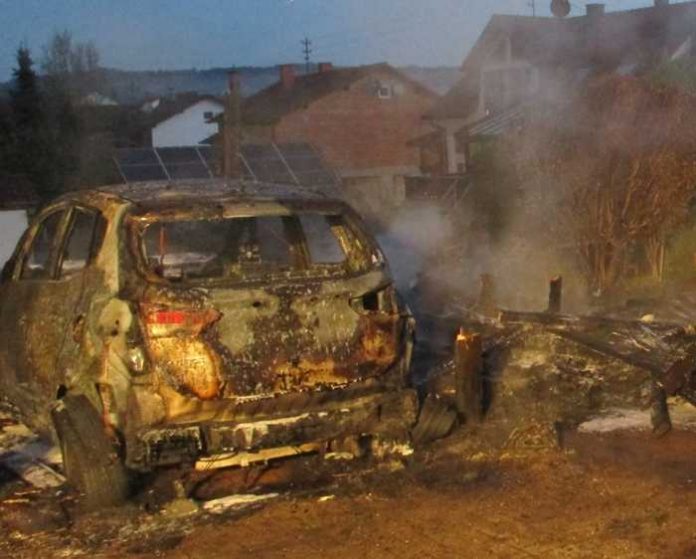 Ein Carport und ein Pkw sind am Donnerstagmorgen in Queidersbach in Brand geraten. Der Schaden dürfte mehrere zehntausend Euro betragen.