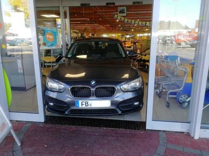 Der PKW steht im Supermarkt Der PKW steht im Supermarkt