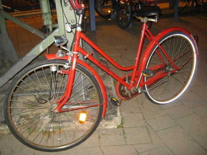 Das rote Citybike entwendeten die Jugendlichen am Bahnhof in Bad Vilbel. Der Eigentümer wird gesucht!