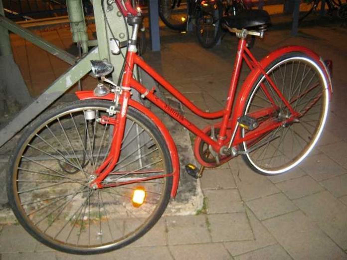 Das rote Citybike entwendeten die Jugendlichen am Bahnhof in Bad Vilbel. Der Eigentümer wird gesucht! Das rote Citybike entwendeten die Jugendlichen am Bahnhof in Bad Vilbel. Der Eigentümer wird gesucht!