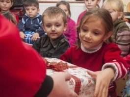 Verteilaktion von Päckchen in einem rumänischen Kindergarten im Jahr 2014 (Foto: Frank Wendorff/Weihnachtspäckchenkonvoi)