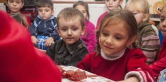 Verteilaktion von Päckchen in einem rumänischen Kindergarten im Jahr 2014 (Foto: Frank Wendorff/Weihnachtspäckchenkonvoi)
