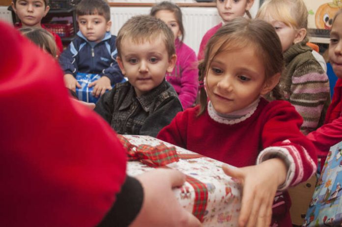 Verteilaktion von Päckchen in einem rumänischen Kindergarten im Jahr 2014 (Foto: Frank Wendorff/Weihnachtspäckchenkonvoi)