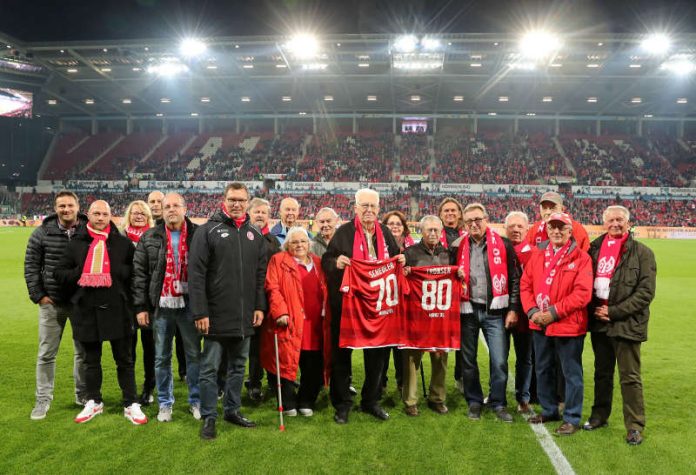 Mittig mit entsprechenden Trikots stehen Otto Schedler (geehrt für 70 Jahre Mitgliedschaft) und Heinz Tronser (geehrt für 80 Jahre Mitgliedschaft). (Foto: rscp/Mainz 05)