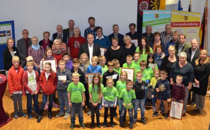 Sieben Preisträger freuen sich über den Klima- und Umweltschutzpreis. Foto: Kreisverwaltung Mainz-Bingen. Sieben Preisträger freuen sich über den Klima- und Umweltschutzpreis. Foto: Kreisverwaltung Mainz-Bingen.