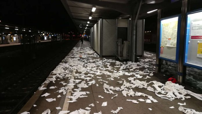 Verunreinigungen durch Fußballfans im Bahnhof Offenburg (Foto: Bundespolizeiinspektion Offenburg) Verunreinigungen durch Fußballfans im Bahnhof Offenburg (Foto: Bundespolizeiinspektion Offenburg)