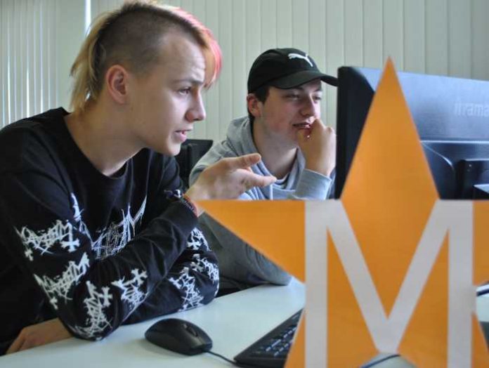 Sarad Mangold (links) und Jordan Perez sammeln Ideen, um Besucher und Mitschüler zur Typisierung zu motivieren. Foto: Stefan-Morsch-Stiftung.