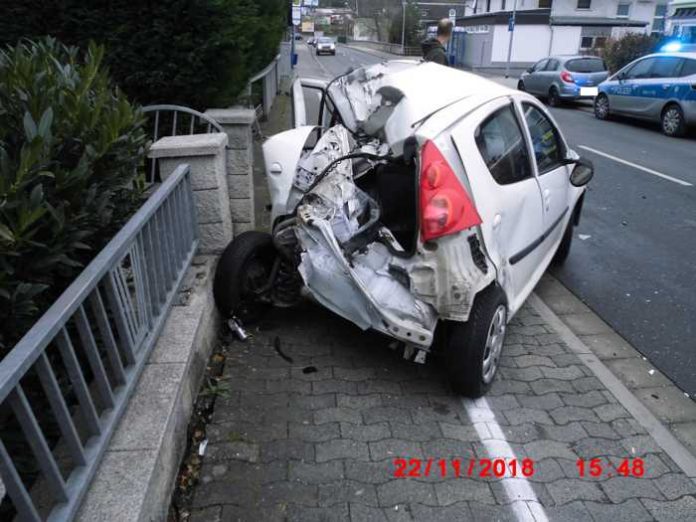 Nur noch Schrottwert hat der von einer Lkw-Stütze mitgerissene Kleinwagen.