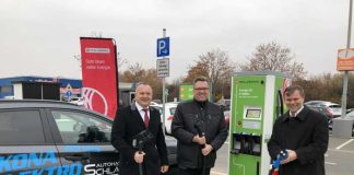 (v.l.n.r.) Pfalzwerke- Vorstand René Chassein, Landrat Clemens Körner und der Globus-Geschäftsleiter Bobenheim-Roxheim, Carsten Karger, nahmen die zwei neuen Ladesäulen heute offiziell in Betrieb. Fotomaterial kann kosten- und lizenzfrei genutzt werden.