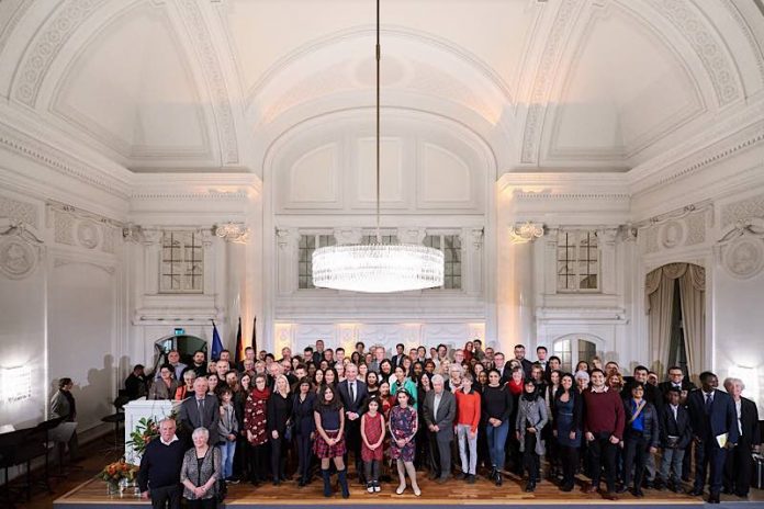 Minister Thomas Strobl (Bildmitte) und die Neubürgerin- nen und Neubürger bei der Einbürgerungsfeier im Neuen Schloss (Foto: Ministerium für Inneres, Digitalisierung und Migration)