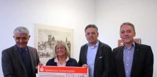 Oberbürgermeister Dr. Bernhard Matheis (links) und Pakt-Koordinatorin Sabine Kober haben aus den Händen von Rotary-Club-Präsident Michael Ganster und Thomas Meyer (rechts) einen Scheck in Höhe von 7 250 Euro entgegen genommen. (Foto: Stadtverwaltung Pirmasens / Maximilian Zwick)