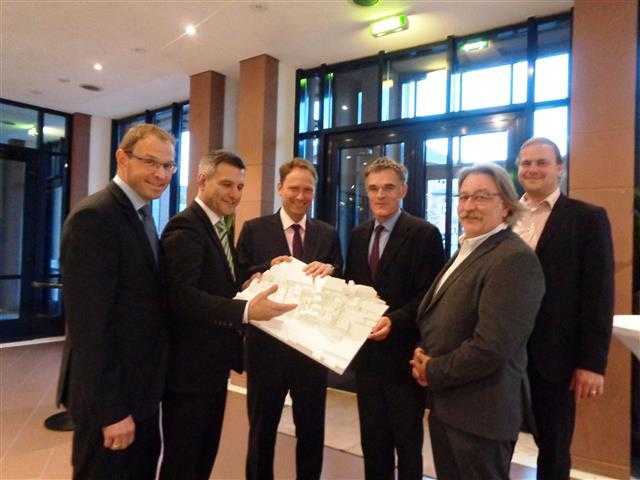 Gunter Seibert (Projektentwicklung BPD), Ingo Schilling (Leiter der Frankfurter BPD-Niederlassung), Martin Hebich (Oberbürgermeister der Stadt Frankenthal (Pfalz)), Claus Bolza-Schünemann (Vorstandsvorsitzender Koenig & Bauer), Thomas Ott (Geschaftsführung „archis“), Max Weber (Architekt „archis“)