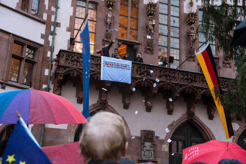 Auf dem Römerbalkon wird die European Republic ausgerufen (Foto: Niko Neuwirth)