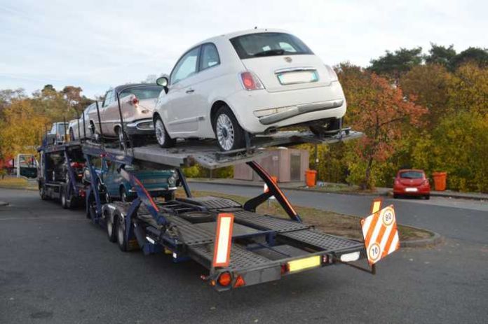 Polizei zieht Autotransporter aus dem Verkehr.