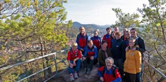 Die Helferinnen und Helfer der DRK Bergwacht Heppenheim bei einer Pause auf dem 12 Kilometer langen Dahner Felsenweg. (Foto: DRK Bergwacht Heppenheim)