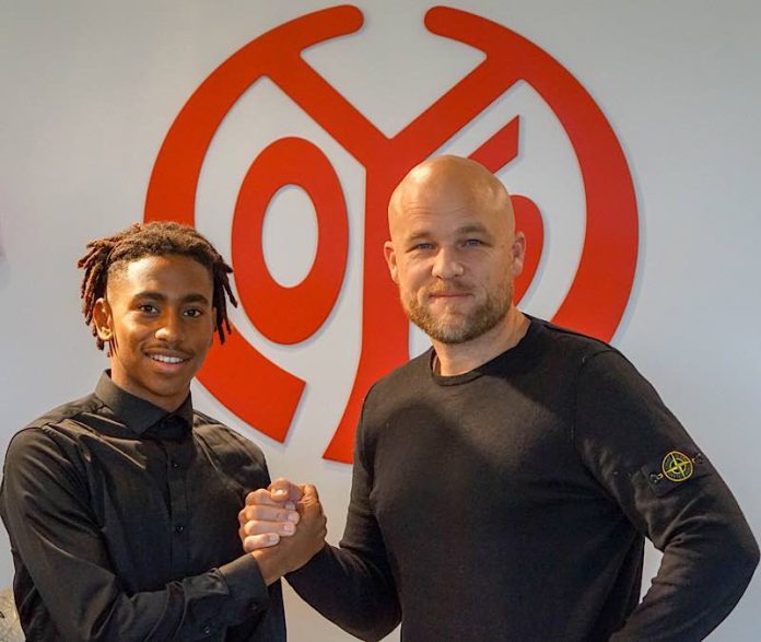 Leandro Barreiro Martins und 05-Sportvorstand Rouven Schröder (Foto: Mainz 05)