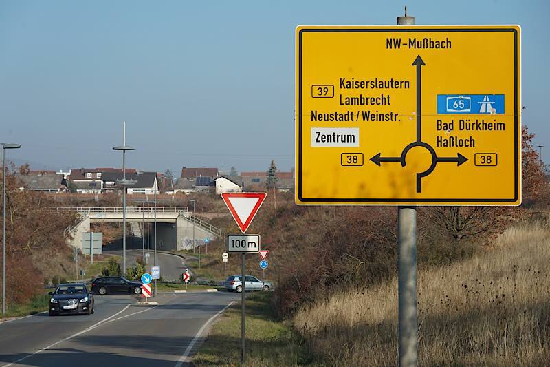 Kreisverkehrsplatz bei Mußbach (Foto: HolKreisverkehrsplatz bei Mußbach (Foto: Holger Knecht)ger Knecht)