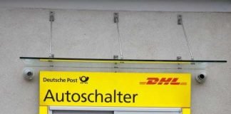 Bequemer geht es nicht: Pakete empfangen und versenden ohne aus dem Auto aussteigen zu müssen. Die Deutsche Post testet den bundesweit ersten Autoschalter in Bad Kreuznach. Als einer der ersten Kunden nahm Gregor Lind sein Paket direkt im Auto in Empfang. Rechts im Bild: Andreas Paulus, Filialpartner der Deutschen Post in Bad Kreuznach. (Fotohinweis: Deutsche Post DHL)