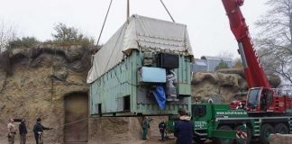 In dem grünen Container wird Elefant Gandhi nach Frankreich reisen. (Foto: Frederik Linti/Zoo Heidelberg)