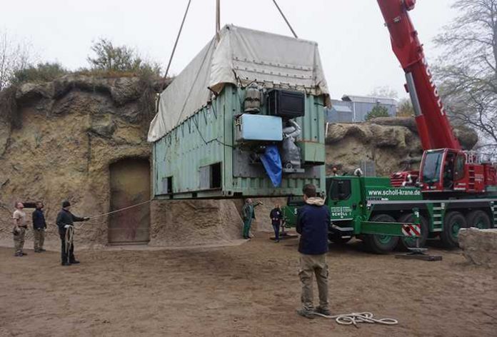 In dem grünen Container wird Elefant Gandhi nach Frankreich reisen. (Foto: Frederik Linti/Zoo Heidelberg)