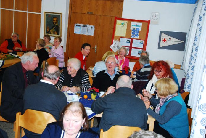 Bürgermeister Lothar Lorch im Gespräch mit Gästen des Familientreffens. (Foto: DRK OV Haßloch-Meckenheim)