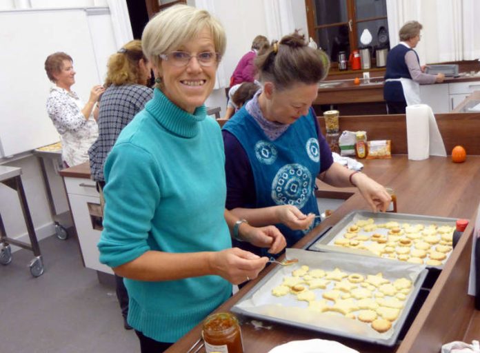 Das gemeinsame Backen war ein Dankeschön der VHS an ihre Kursleitende. (Foto: Stadtverwaltung Neustadt)