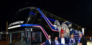 Die symbolische Schlüsselübergabe für den neuen Mannschaftsbus der Adler Mannheim fand unmittelbar vor dem Heimspiel gegen die Kölner Haie statt. Von links nach rechts zu sehen sind: Alexander König, Leitung Vertrieb & Marketing Adler Mannheim, Heiko Kienzler, MAN Verkaufsbeauftragter Bus, Matthias Binder, Geschäftsführer Adler Mannheim, Holger Schmidt, Holger Tours GmbH, und Andreas Losert, MAN Regionalleiter Verkauf Bus (Foto: AS-Sportfoto / Sörli Binder)