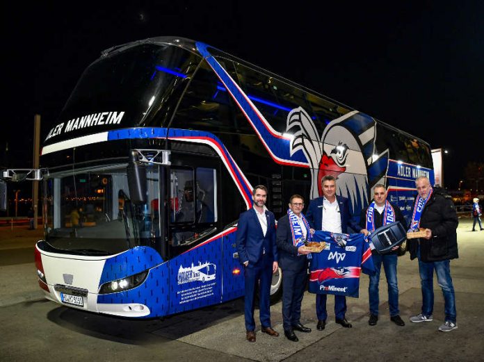 Die symbolische Schlüsselübergabe für den neuen Mannschaftsbus der Adler Mannheim fand unmittelbar vor dem Heimspiel gegen die Kölner Haie statt. Von links nach rechts zu sehen sind: Alexander König, Leitung Vertrieb & Marketing Adler Mannheim, Heiko Kienzler, MAN Verkaufsbeauftragter Bus, Matthias Binder, Geschäftsführer Adler Mannheim, Holger Schmidt, Holger Tours GmbH, und Andreas Losert, MAN Regionalleiter Verkauf Bus (Foto: AS-Sportfoto / Sörli Binder)