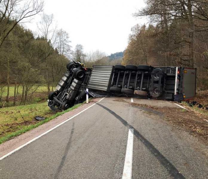 Erlenbach-Umgestürzter LKW