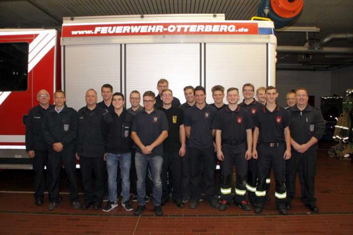Gruppenbild Wehrleitung, Ausbilder und Teilnehmer Gruppenbild Wehrleitung, Ausbilder und Teilnehmer