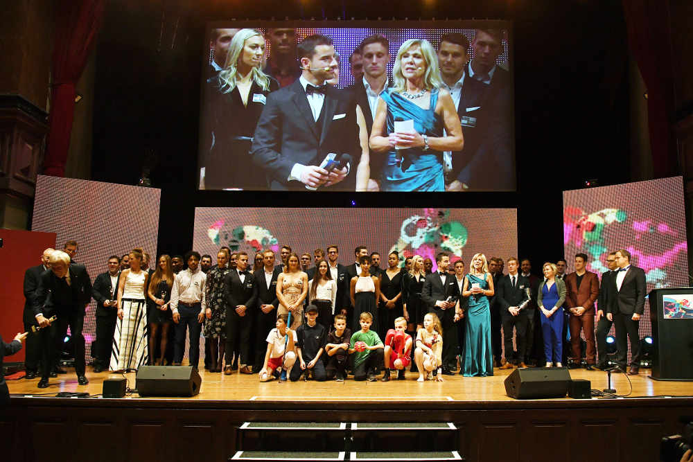 Die Award-Gewinner, Laudatoren und Moderatoren (Foto: Thomas Henne / S.I.M. Marketing)
