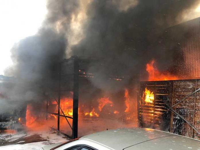 Landau: PKW und Gebäudebrand