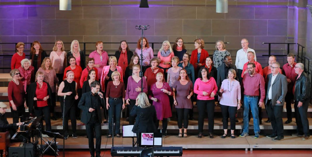 Der Chor „GospelGroove“ mit Dekanatskantorin Barbara Pfalzgraff. (Foto: Evangelisches Dekanat Mainz/Bernd Eßling)
