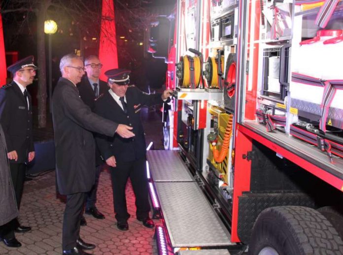 Gefahrgutzugführer Edgar Geißler erläutert Bürgermeister Sven Weigt und Landrat Dr. Christoph Schnaudigel die Funktionsweise des neuen Gerätewagens Gefahrgut. Links im Bild der designierte Kreisbrandmeister Jürgen Bordt. (Foto: Landratsamt Karlsruhe)