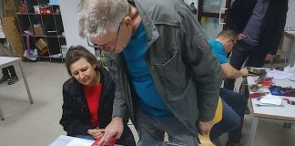 Wolfgang Eller prüft einen CD-Player, den Jutta Haffner mitgebracht hat. (Foto: Stadtverwaltung Neustadt)