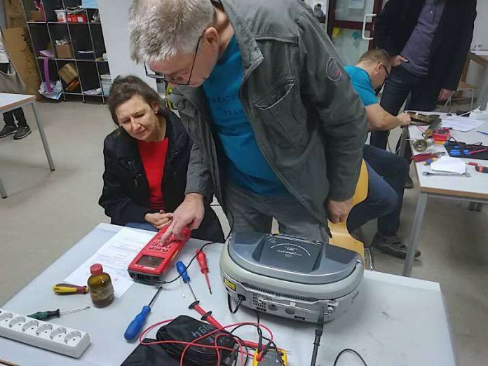 Wolfgang Eller prüft einen CD-Player, den Jutta Haffner mitgebracht hat. (Foto: Stadtverwaltung Neustadt)