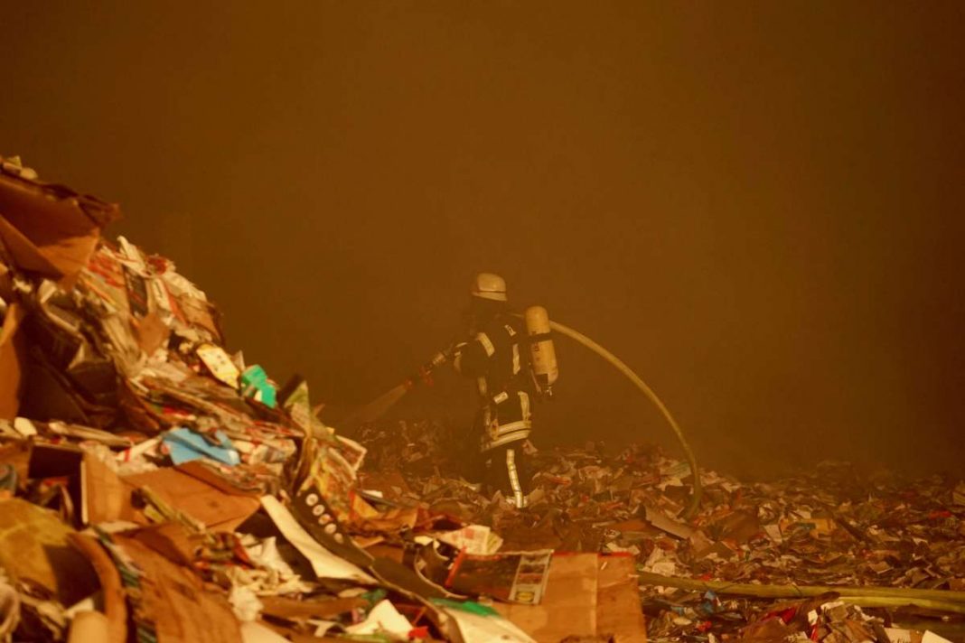 Brand in einer Lagerhalle (Foto: Benedikt Dorbath; Feuerwehr Mainz)