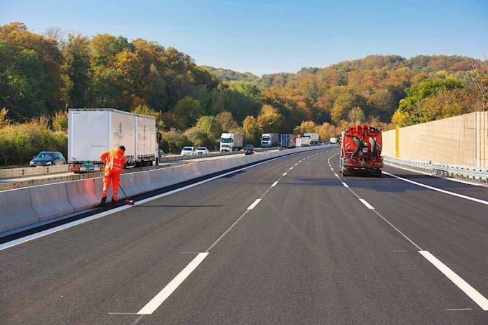 Ein erster Teilabschnitt der A6 zwischen Sinsheim und Wiesloch/Rauenberg wird in der Nacht zum 15. November freigegeben, dann rollt hier der Verkehr auf der neuen Trasse dreispurig in Richtung Mannheim. (Foto: ViA6West/Endres)