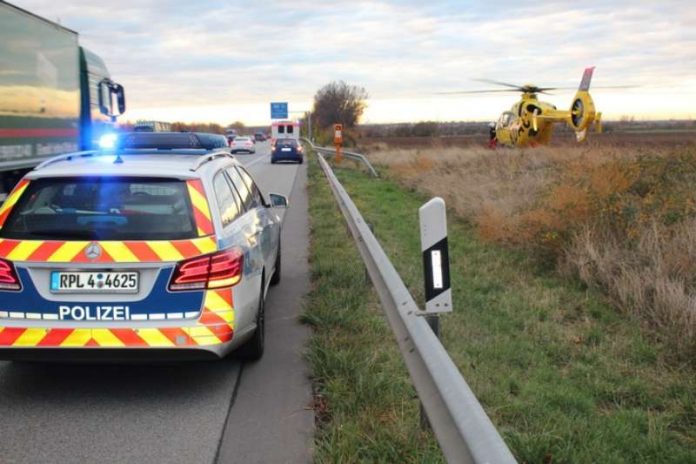 Der Verletzte wurde ins Krankenhaus transportiert (Foto: Polizei RLP) Der Verletzte wurde ins Krankenhaus transportiert (Foto: Polizei RLP)