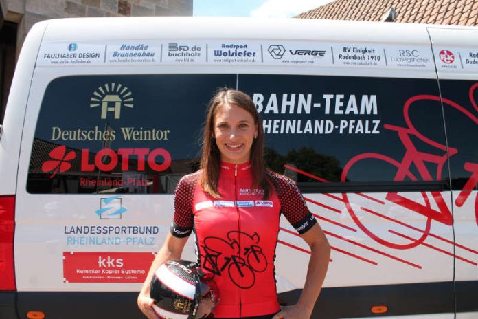 Weltmeisterin und Olympiasiegerin Miriam Welte freut sich über die Silbermedaille im Teamsprint beim Weltcup in Kanada. (Foto: Michael Sonnick)