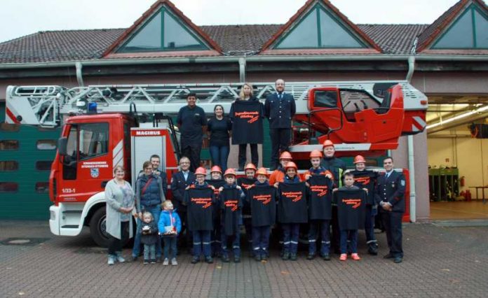 Ellen Fahrbach und Rebekka Wegemann, Patrick Klehr und Dominik Tröster. Thomas Kennel (rechts) sowie die Jugendlichen und Betreuer der Jugendfeuerwehr Otterberg mit den neuen T-Shirts. Ellen Fahrbach und Rebekka Wegemann, Patrick Klehr und Dominik Tröster. Thomas Kennel (rechts) sowie die Jugendlichen und Betreuer der Jugendfeuerwehr Otterberg mit den neuen T-Shirts.
