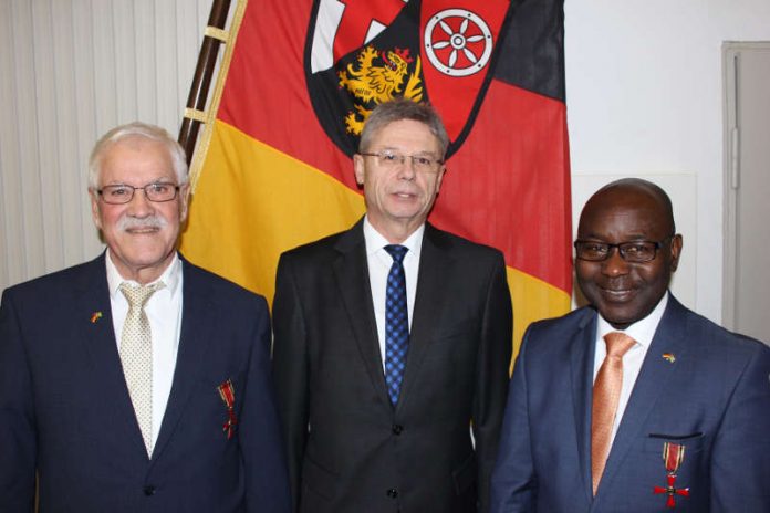 Siegbert Kemmer, Präsident Seimetz, Dr. Samuel Husunu (Foto: SGD Süd)