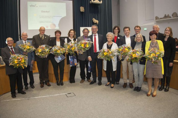 Jutta Schaper (4. v.li.) erhielt eine besondere Ehrung für ihre kreativen Kurskonzepte. (Quelle: Stadtverwaltung Neustadt)