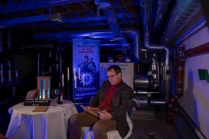 Prof. Dr. Schneider bei der Lesung Prof. Dr. Schneider bei der Lesung