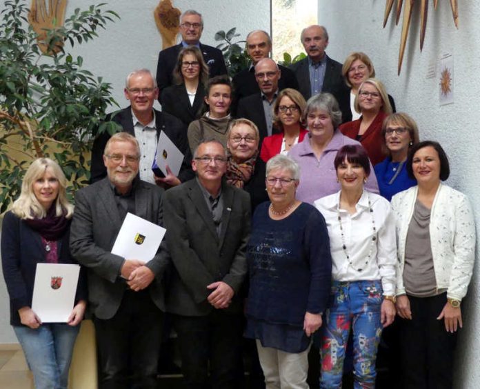 40 beziehungsweise 25 Jahre in Diensten: Theo Wieder (oben links) mit den Jubilaren aus dem Büro des Bezirkstagsvorsitzenden, der Zentralverwaltung des Bezirksverbands Pfalz sowie vier Einrichtungen