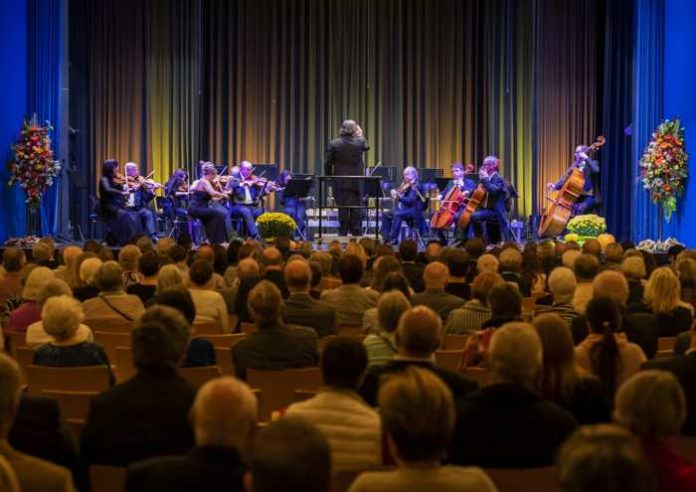 Sparkassen-Herbstkonzert: Das Kurpfälzische Kammerorchester begeisterte mit Werken von Carl Stamitz, Franz Anton Hoffmeister und Joseph Haydn. Foto Sparkasse / Klaus Venus: