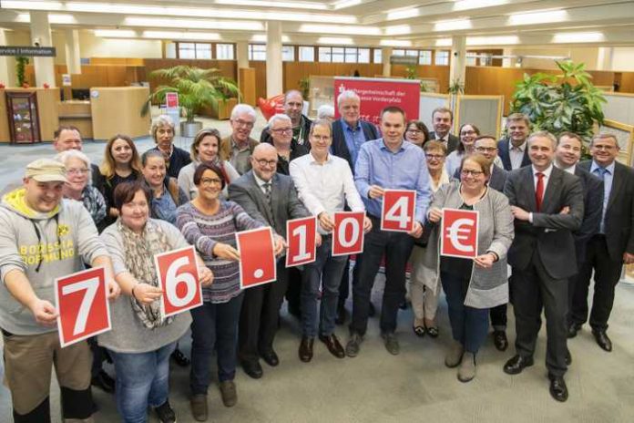 Die Stifter der Stiftergemeinschaften der Sparkasse Vorderpfalz für Ludwigshafen und Speyer übergeben Spenden an 24 Vereine und Organisationen. Foto Sparkasse Vorderpfalz / Klaus Venus: