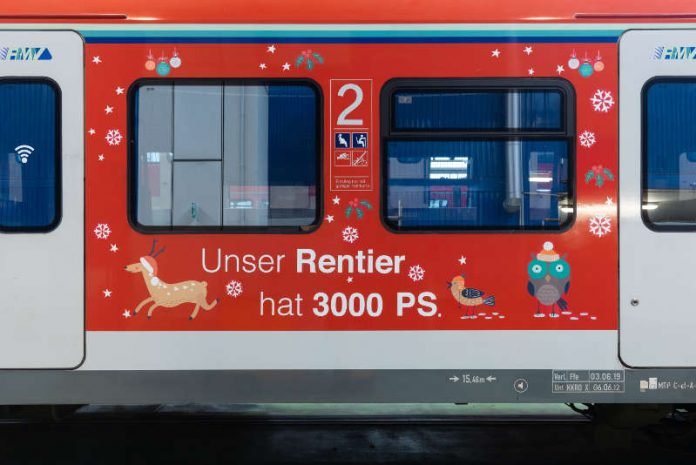 Festlich dekoriert. Die Weihnachts-S-Bahn 2018 (Quelle: RMV, DB AG/Andreas Varnhorn) Festlich dekoriert. Die Weihnachts-S-Bahn 2018 (Quelle: RMV, DB AG/Andreas Varnhorn)