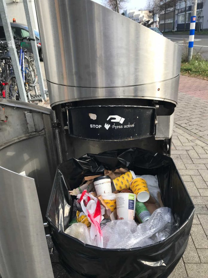 SK_ Einwegbecher_Zollamtstraße Einwegbecher Abfalleimer